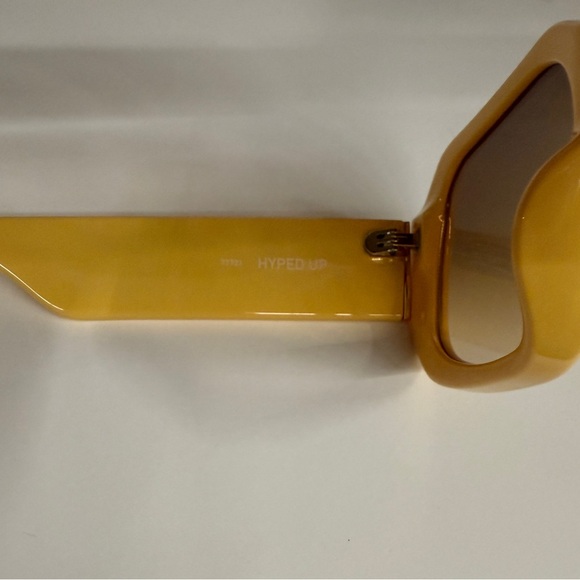 QUAY AUSTRALIA HYPED UP Sunflower Frame / Sepia Lens - Picture 6 of 8